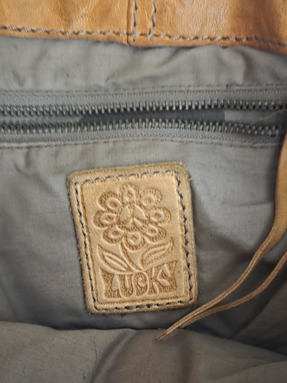 LUCKY Hobo Real Leather Shoulder Bag in Tan - Picture 6 of 15